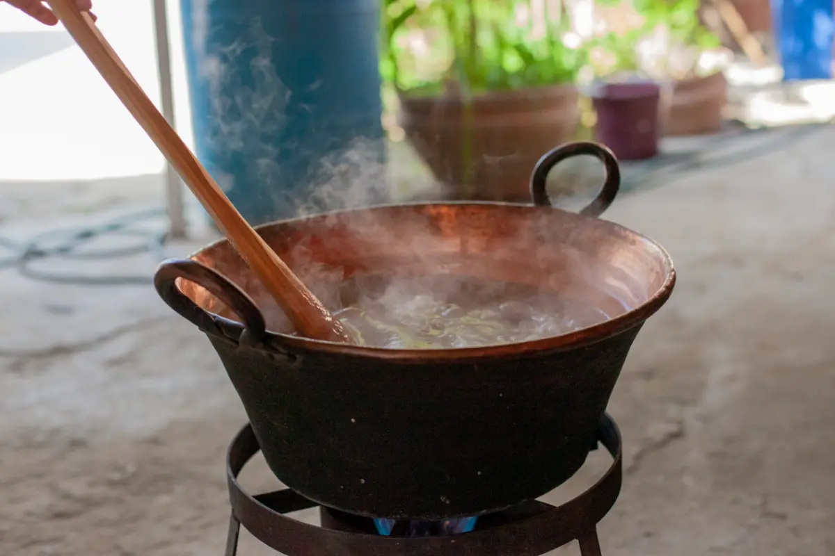 La receta combina ingredientes mesoamericanos como el frijol, con técnicas traídas por los colonizadores españoles, quienes introdujeron el azúcar, la leche y los métodos de cocción europeos. Foto: Especial.