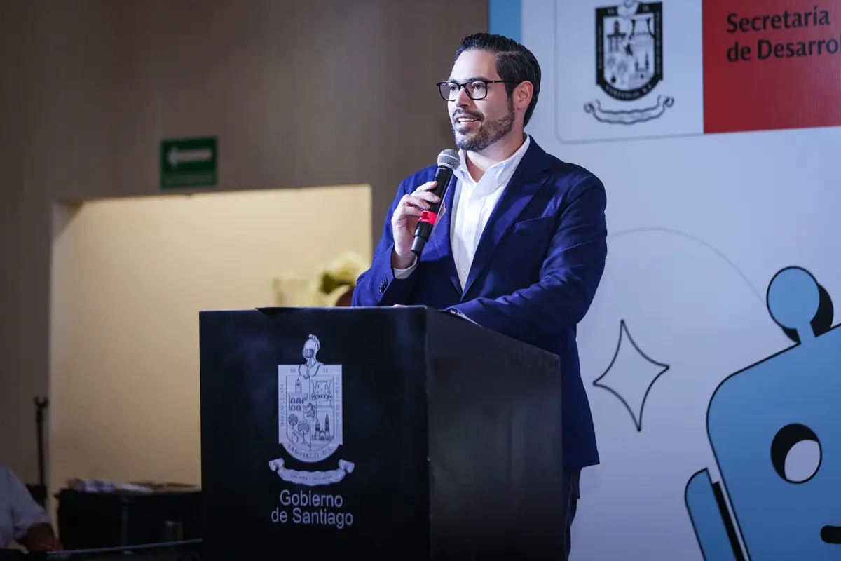 El alcalde David de la Peña, entregó los Premios Juventudes Santiago 2025. Foto: Gobierno de Santiago