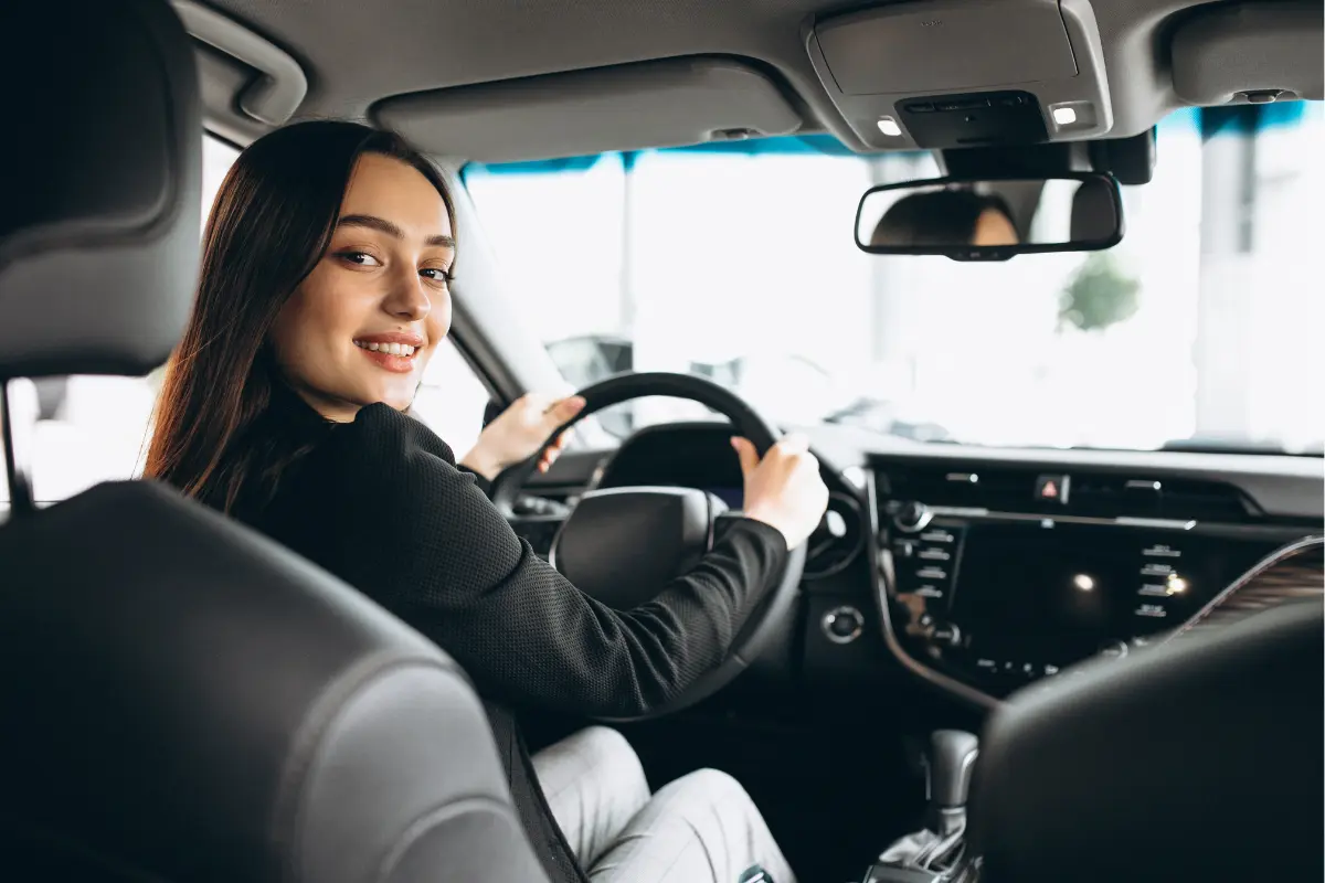 Descuentos para regularizar automóviles y motocicletas continúan vigentes en Tamaulipas. Foto: Freepik
