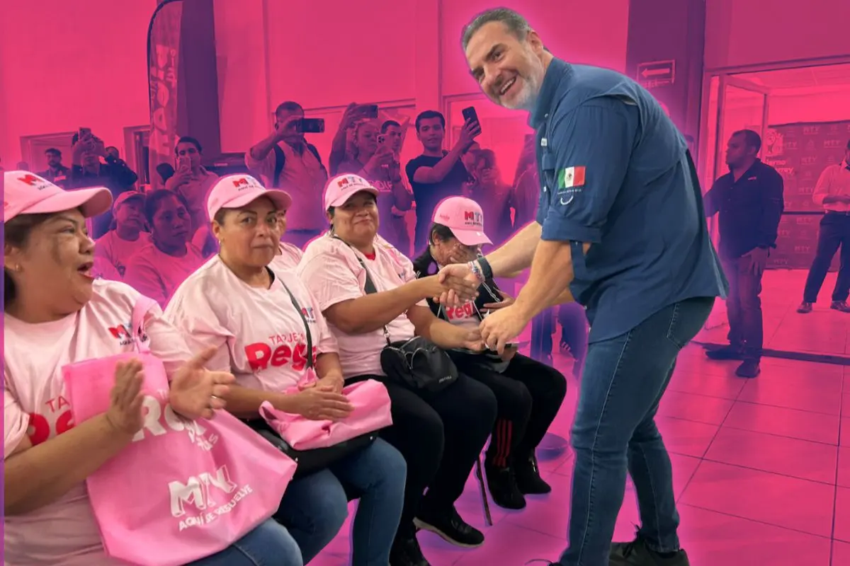 Alcalde de Monterrey, Adrián de la Garza, entregando la tarjeta Foto: POSTAMX
