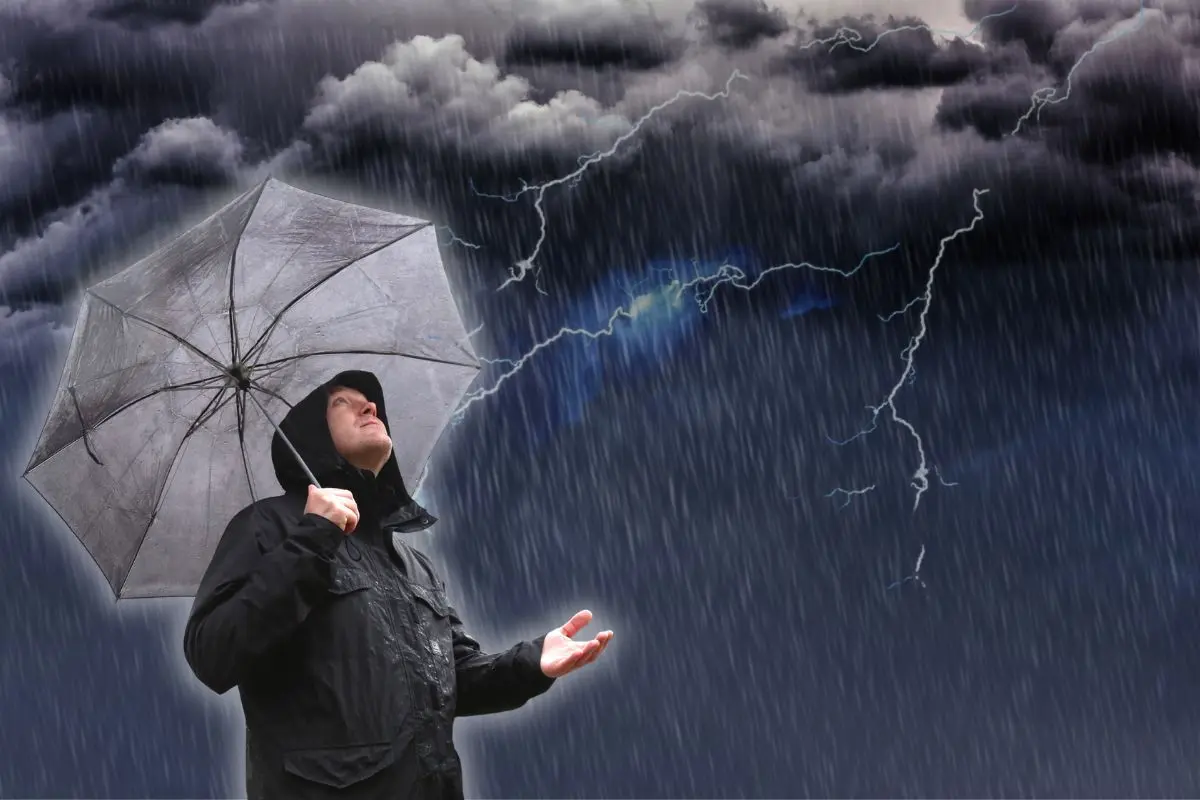 Hombre bajo la lluvia con tormenta eléctrica Foto: Canva