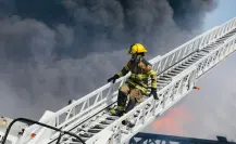 Aseguran vehículos y documentos tras explosión en empresa de Escobedo