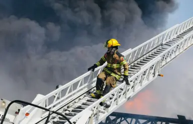 Aseguran vehículos y documentos tras explosión en empresa de Escobedo