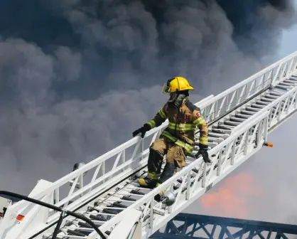 Aseguran vehículos y documentos tras explosión en empresa de Escobedo