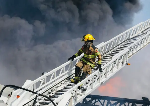 Aseguran vehículos y documentos tras explosión en empresa de Escobedo