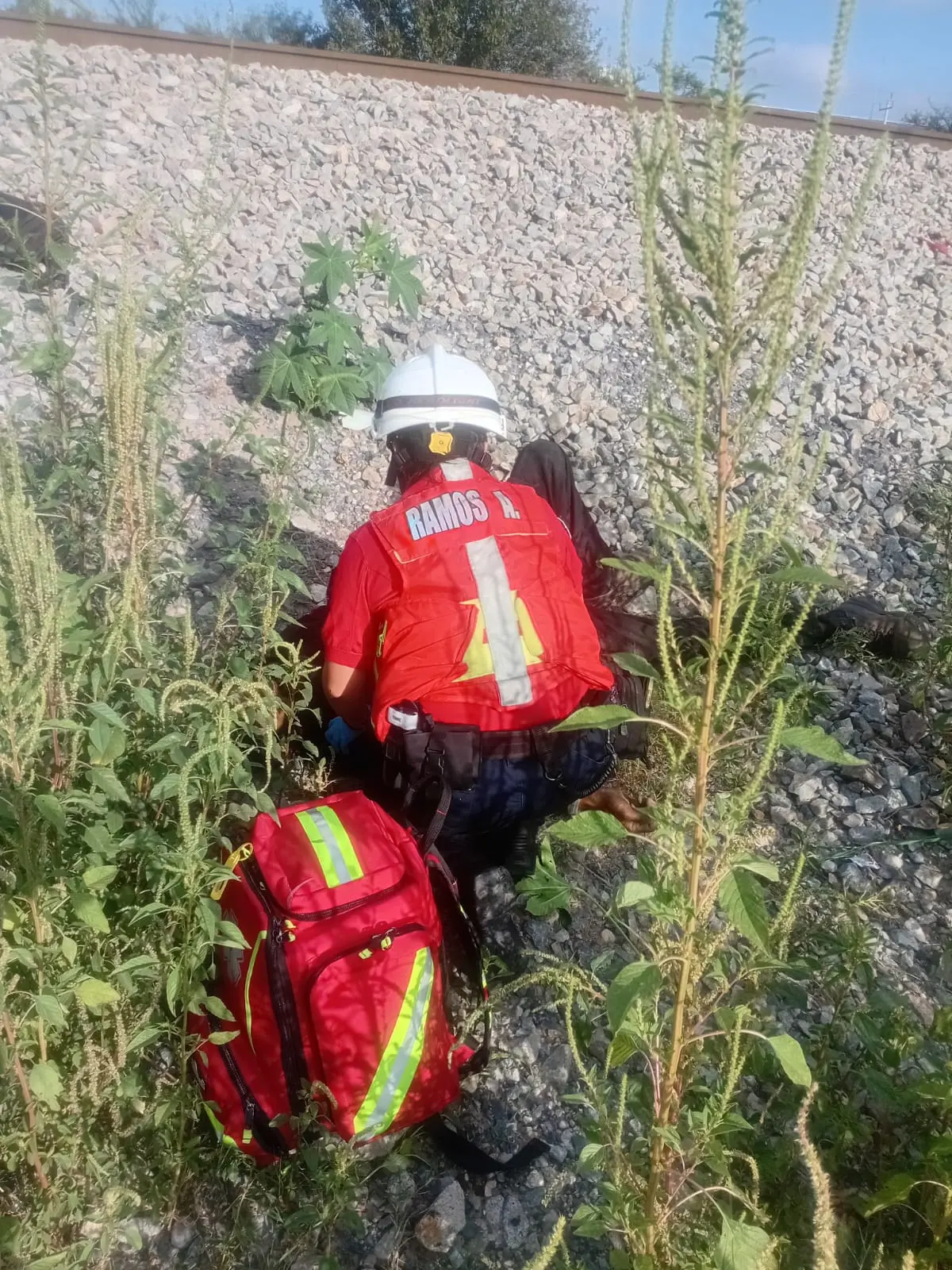 Elementos examinando al hombre lesionado por el tren / Foto: Protección Civil 
