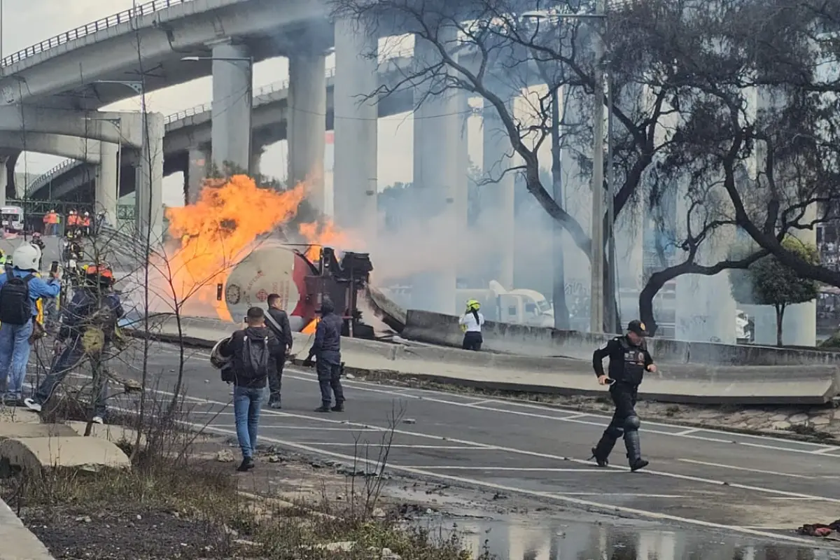Momento en que explotó la pipa de gas en Iztapalapa. Foto: Luis Antonio Alfaro