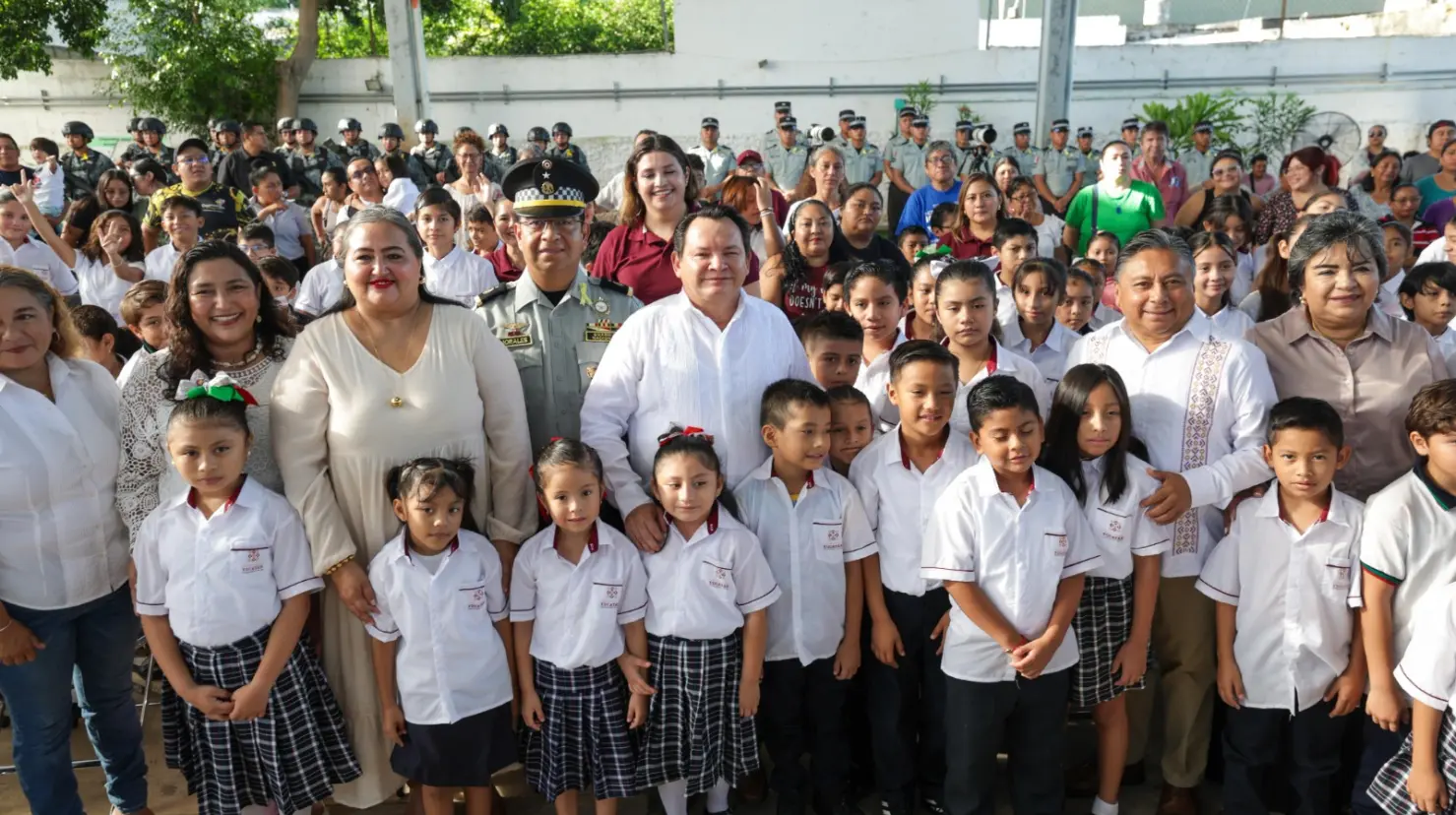  En un evento realizado en la primaria 27 de Septiembre de la colonia Chuminópolis, el Gobernador de Yucatán presentó el programa “La Guardia Nacional Contigo” que busca acercar la presencia de la autoridad en la vida cotidiana de la comunidad.- Fuente Gobiernolde Estado