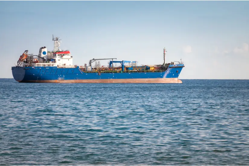 De acuerdo con la FGR, entre 2024 y 2025 arribaron 31 buques al puerto de Tampico bajo la fachada de transportar aditivos. Foto: Freepik