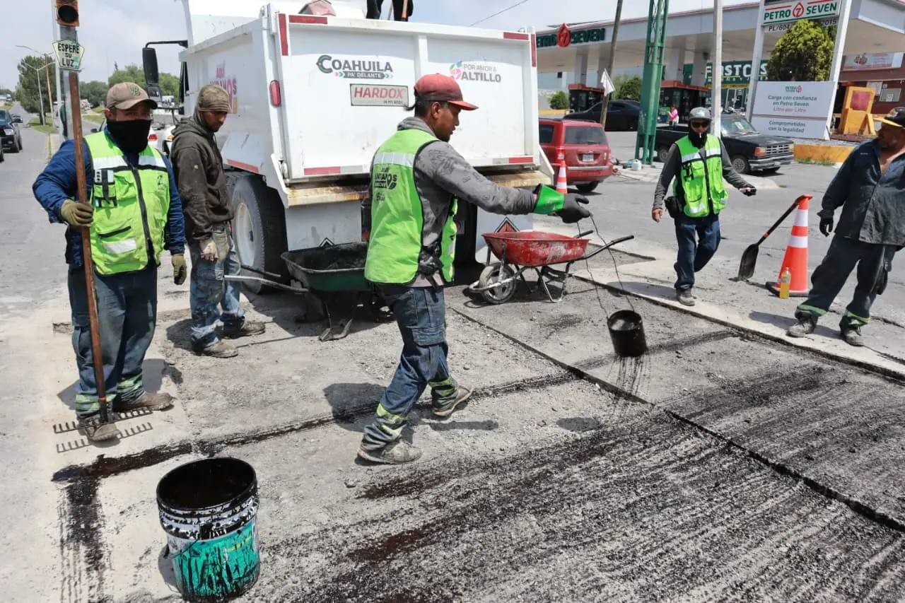 El alcalde Javier Díaz ha impulsado la pavimentación en Saltillo. (Fotografía: Gobierno de Saltillo)