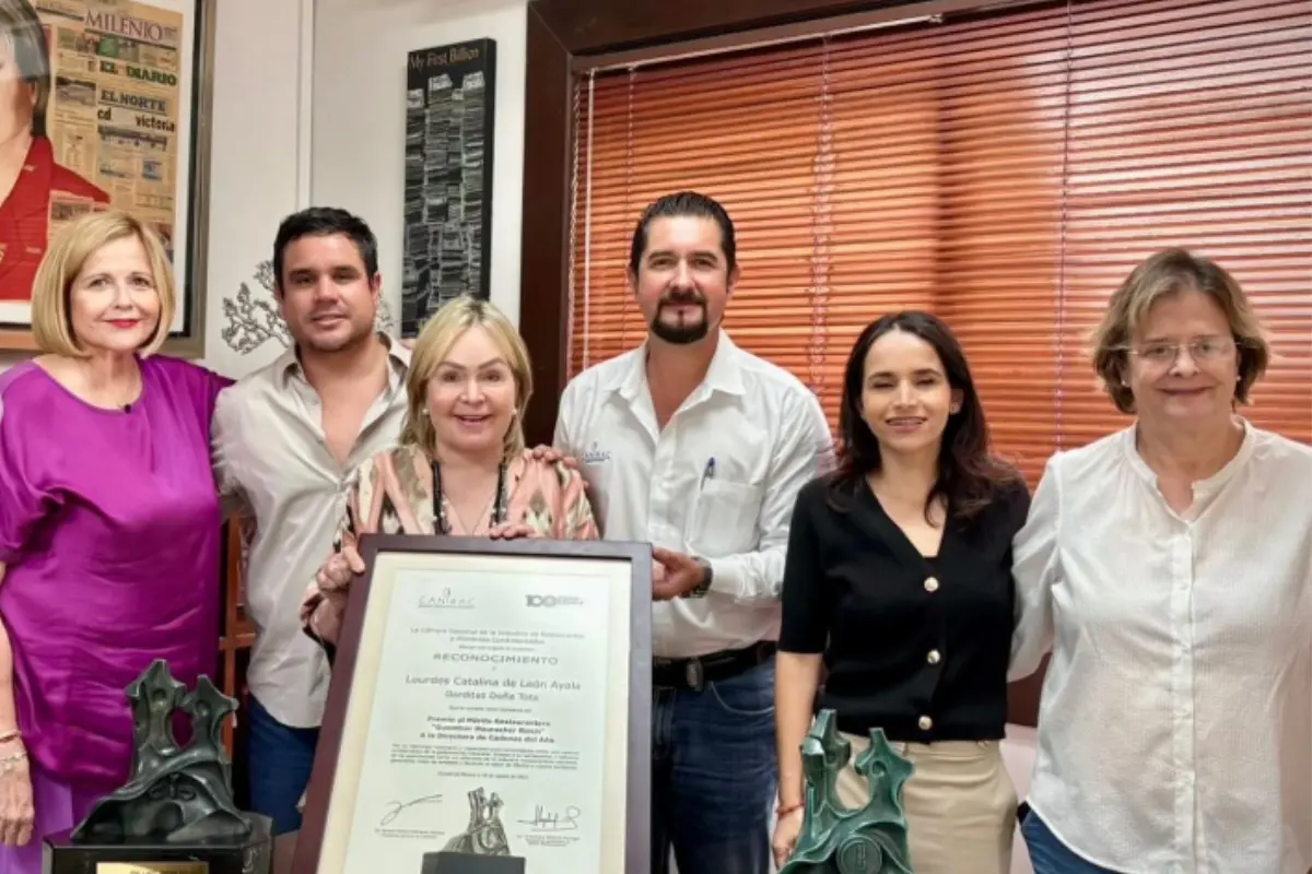 Lourdes de León Ayala y parte de su equipo junto a Jesús Gómez presidente de Canirac Victoria | Foto: Canirac Victoria