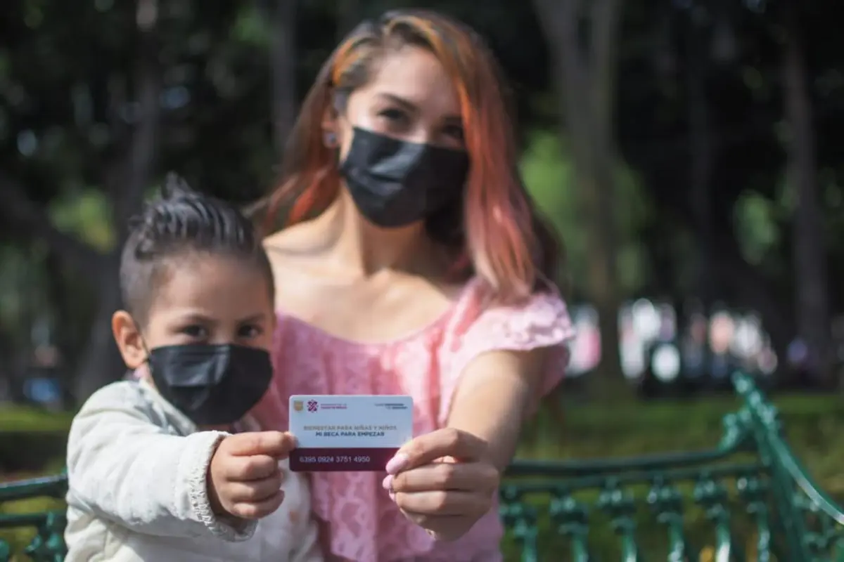 Estudiante de escuela pública con tarjeta Mi Beca para empezar. Foto: X @Claudiashein