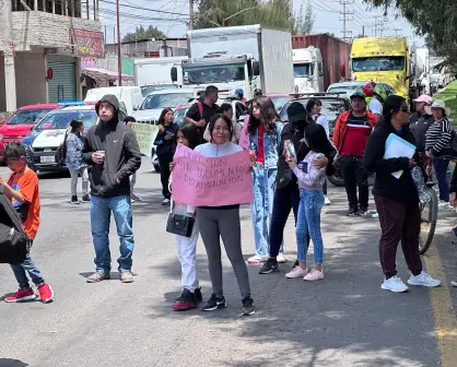 Marcha en la México-Texcoco: padres y alumnos exigen documentos escolares atrasados desde 2017