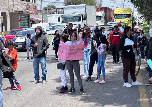 Marcha en la México-Texcoco: padres y alumnos exigen documentos escolares atrasados desde 2017