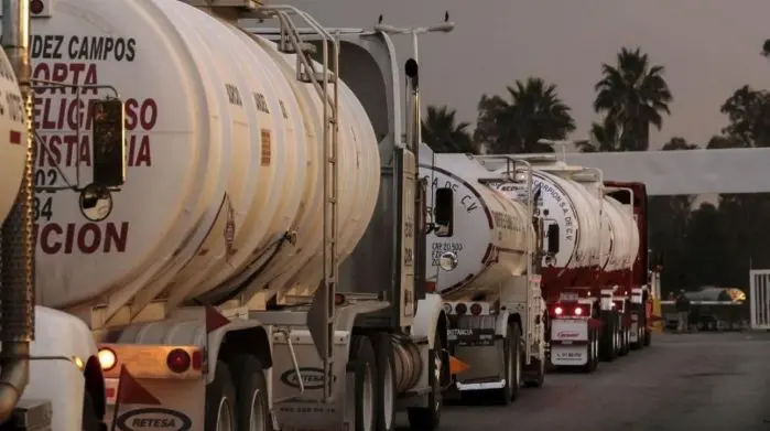 Según la investigación, entre 290 y 300 pipas de combustible ingresaban a puerta cerrada en los puertos de Tampico y Altamira para retirar cargamentos ilegales. Foto: