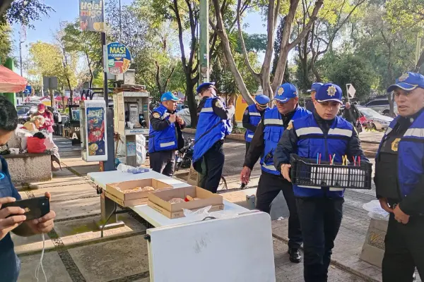 Explosión en Iztapalapa: policías consuelan y apoyan a familiares de víctimas en hospitales