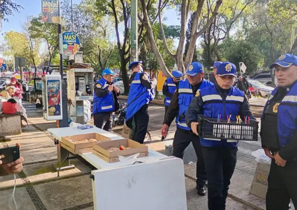 Explosión en Iztapalapa: policías consuelan y apoyan a familiares de víctimas en hospitales