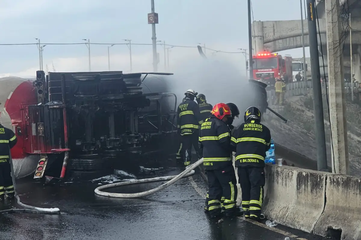 Cuerpo de bomberos en labores tras explosión en Iztapalapa. Foto: Luis antonio Alfaro