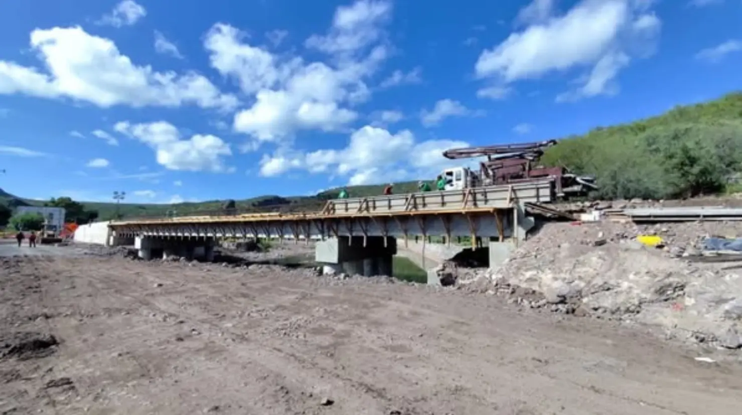 Se abre paso tras caída de puente en el municipio de Rodeo, informó la SICT. Foto Especial.
