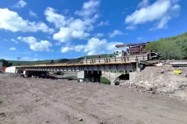 Reactivan paso en puente de la carretera Durango - Parral derribado por las lluvias