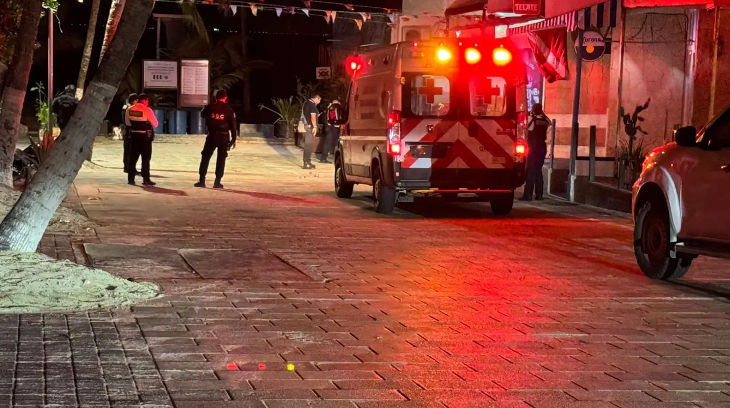 La noche del miércoles se registró una tragedia en la zona turística de Playa del Carmen luego de que una persona falleciera tras una riña con otro sujeto que huyó del lugar.- Fuente Zona de noticias Quintana Roo