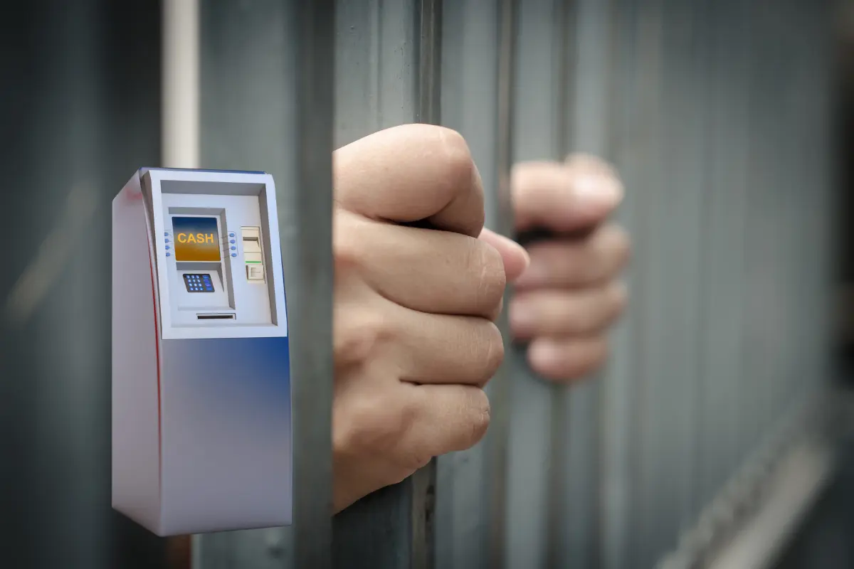 En marzo pasado, un hombre asaltó un Hiper Soriana en La Paz, huyendo con un botín de más de 800,000 mil pesos que sustrajo de un cajero automático. Fotos Ilustrativas: Canva.