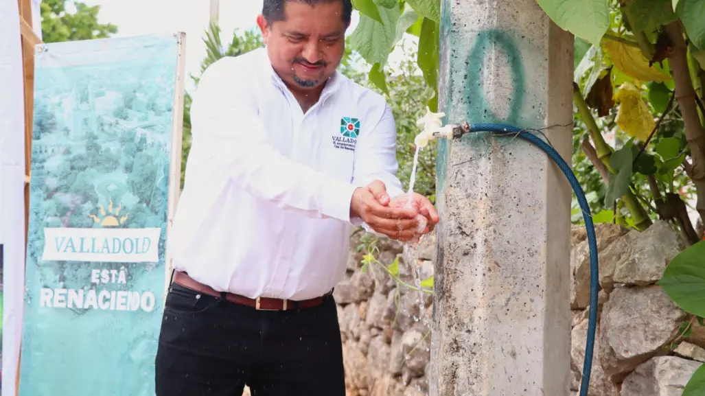Inauguran ampliación de red de agua potable en Valladolid... ¡con una manguera amarrada a un poste!