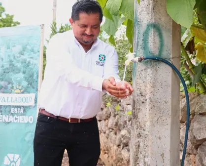 Inauguran ampliación de red de agua potable en Valladolid... ¡con una manguera amarrada a un poste!