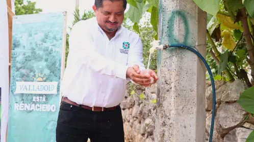 Inauguran ampliación de red de agua potable en Valladolid... ¡con una manguera amarrada a un poste!
