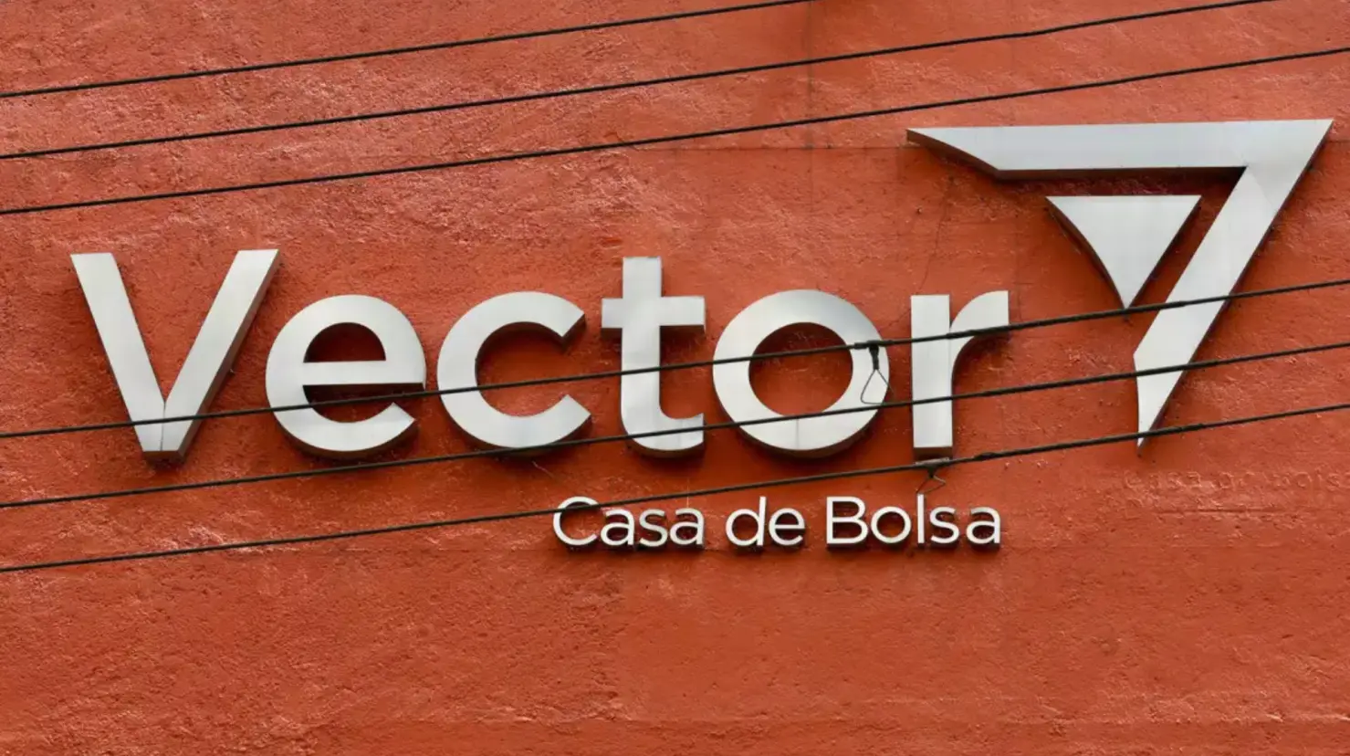 FGR investiga a Vector Casa de Bolsa por presunto lavado ligado a “huachicol”. Foto: Reuters