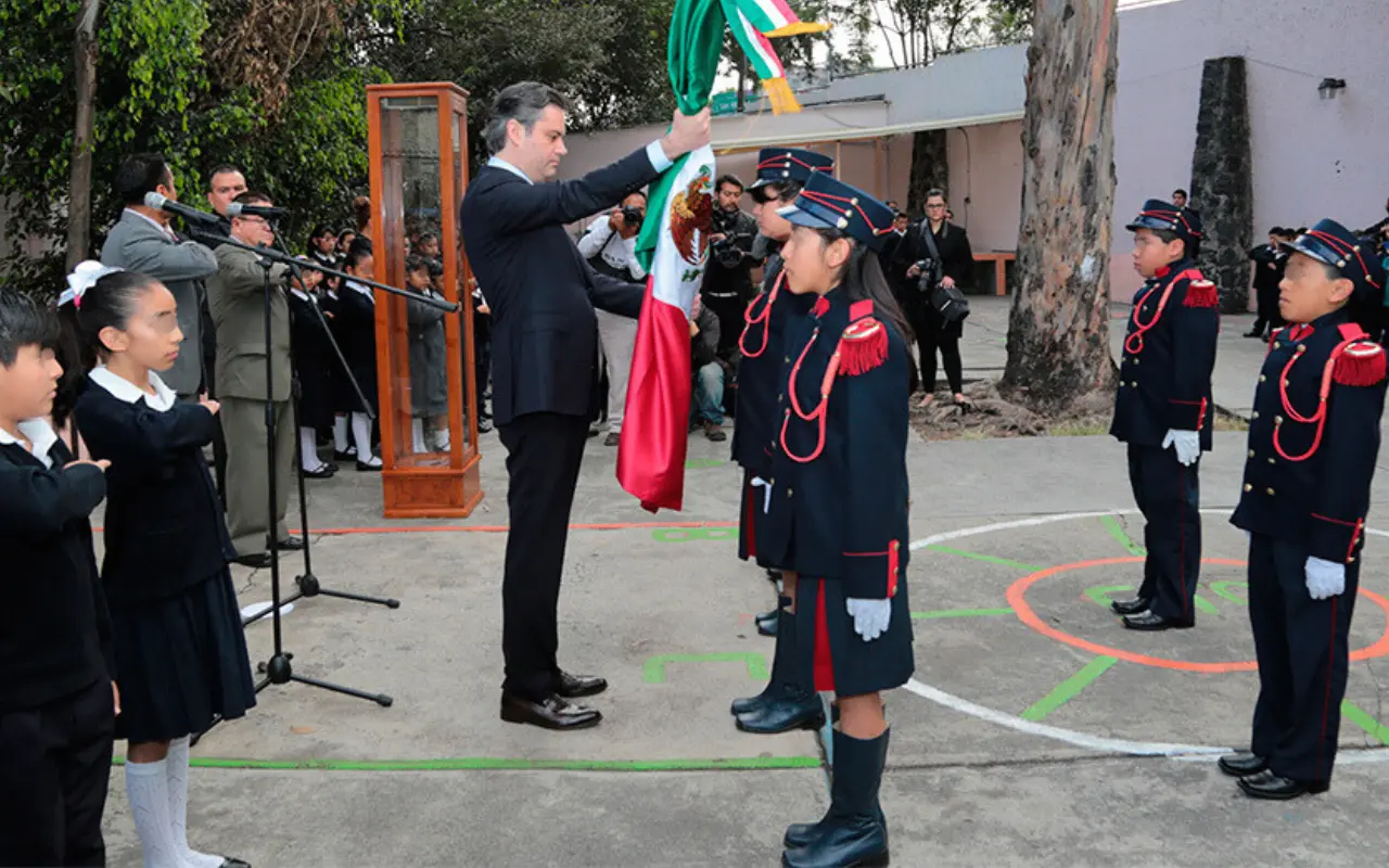 Ceremonia de honores a la bandera en primaria. Foto: Gobierno de México
