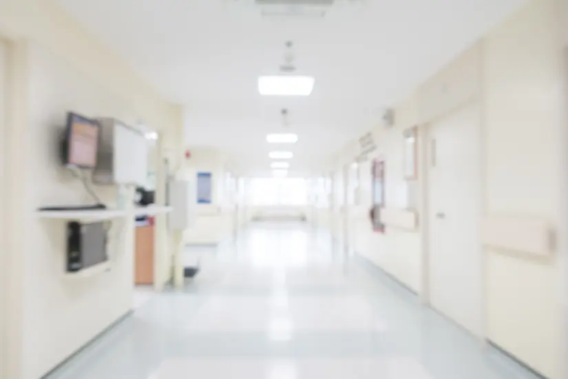 La presunta red de corrupción opera en hospitales del IMSS- bienestar de Nuevo León y Tamaulipas, de acuerdo a la denuncia presentada ante la FGR. Foto: Freepik 