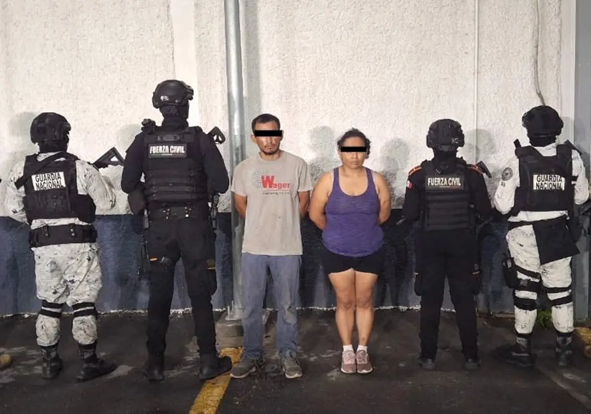 La pareja detenida con un arsenal fue identificada como Sebastián “N”, de 34 años, y Esmeralda “N”, de 38. Foto: Fuerza Civil