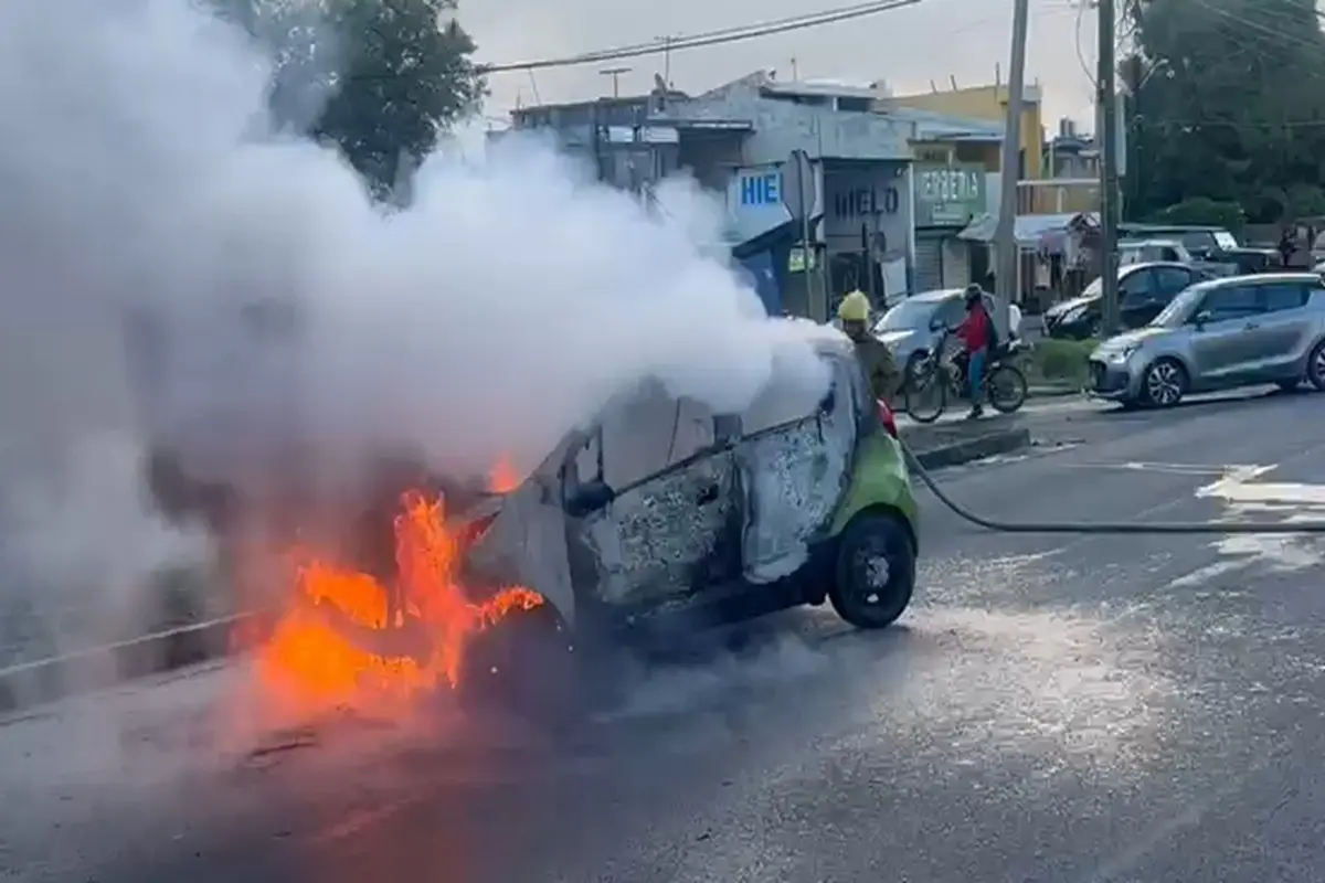 Vehículo incendiándose Foto: PCNL