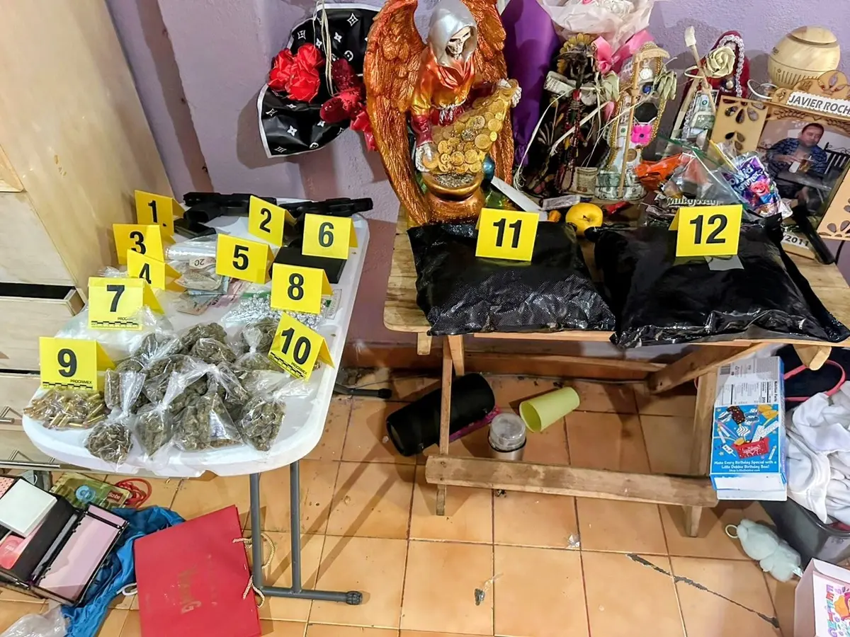 La Fiscalía General de Justicia de Nuevo León aseguró varias dosis de cristal, cocaína y marihuana en un domicilio de la colonia Obrerista, de Monterrey. Foto: Fiscalía General de Justicia de Nuevo Le