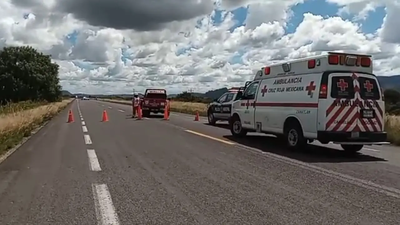 Foto: Especial |El incidente de una pipa cargada con gasolina, ocurrido cerca de Cerro Gordo, obligó al cierre de la carretera Durango - Parral.