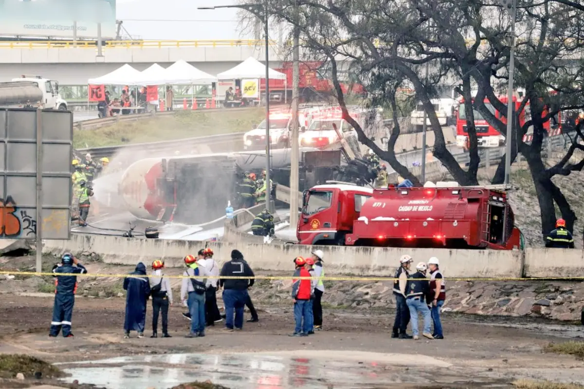 Elementos de seguridad trabajando en explosión. Foto: Especiales