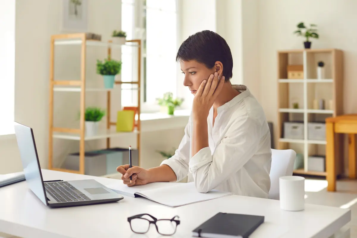 La decoración del espacio es importante para hacer más productiva la jornada si se hace home office, señalan los expertos. Foto: Canva