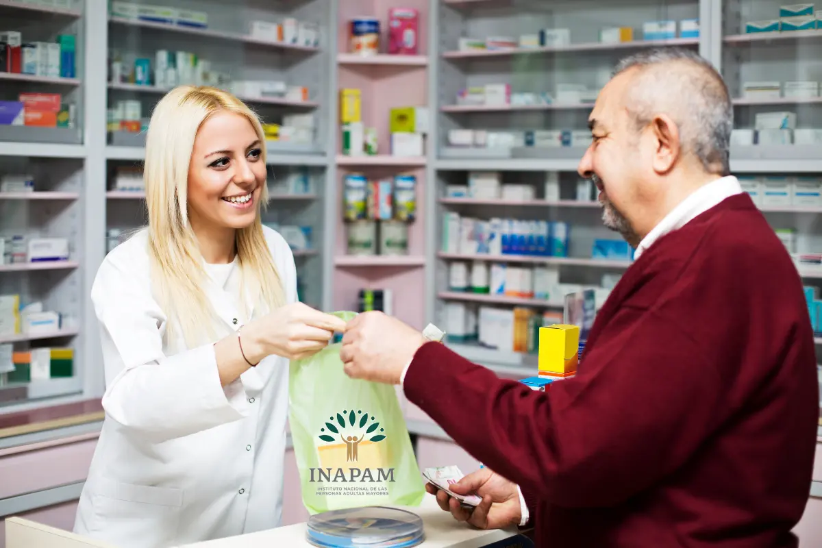 Las farmacias que tienen convenio con el INAPAM ofrecen descuentos de hasta 10% a los adultos mayores. Foto: Canva | INAPAM