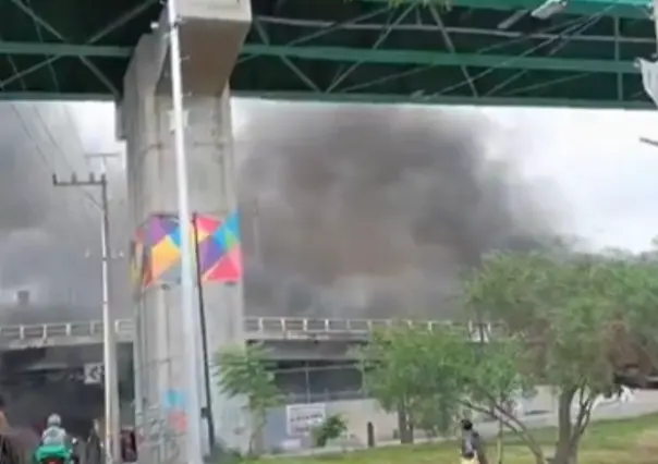 VIDEO | Incendio bajo puente de la GAM moviliza a servicios de emergencia; no se reportan heridos