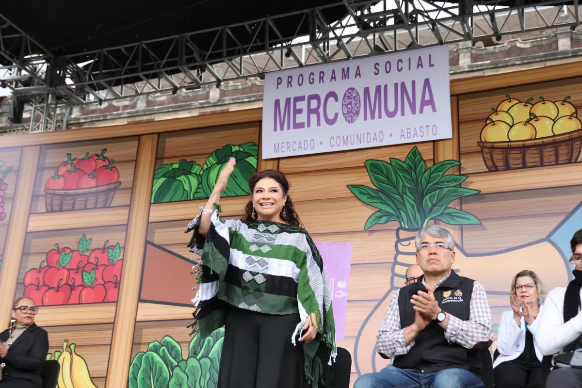 Clara Brugada realiza entrega de Vales Mercomuna. Foto: Gobierno de CDMX | Canva