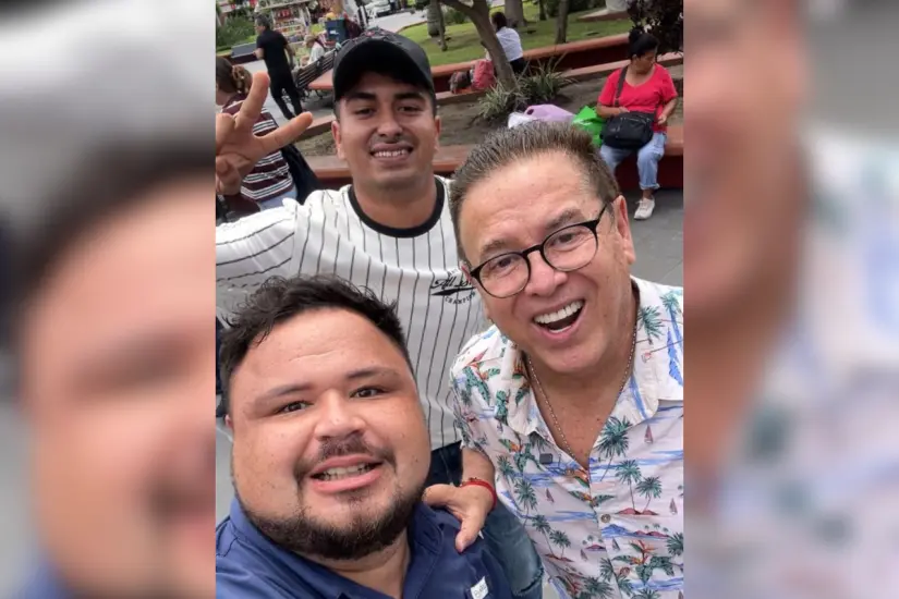 Mario Bezares junto a sus fans en el centro de Tampico. Foto: Axel Hassel