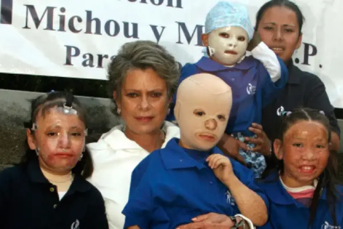 Niños de la Fundación Michou y Mau y su fundadora Virginia Sendel. Foto: POSTA Tamaulipas | Canva
