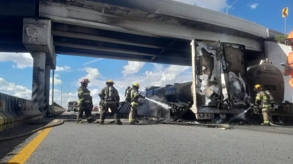 Se incendian dos camiones de carga en Apodaca