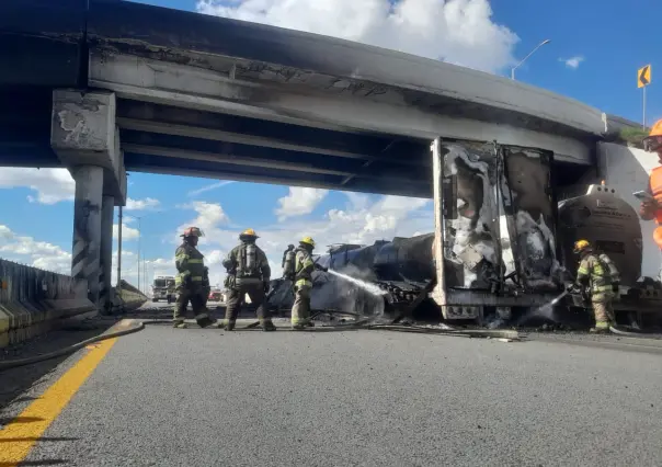 Se incendian dos camiones de carga en Apodaca