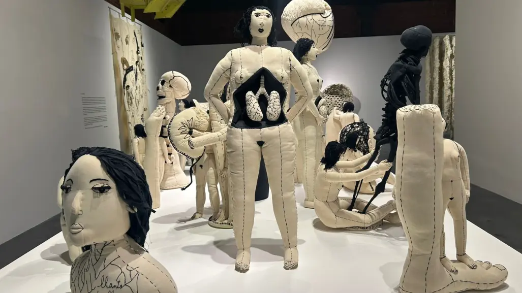 Exposición "Entramar, desdoblar, plisar" recorre 15 años de arte textil de Miriam Medrez