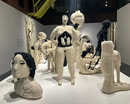Exposición "Entramar, desdoblar, plisar" recorre 15 años de arte textil de Miriam Medrez