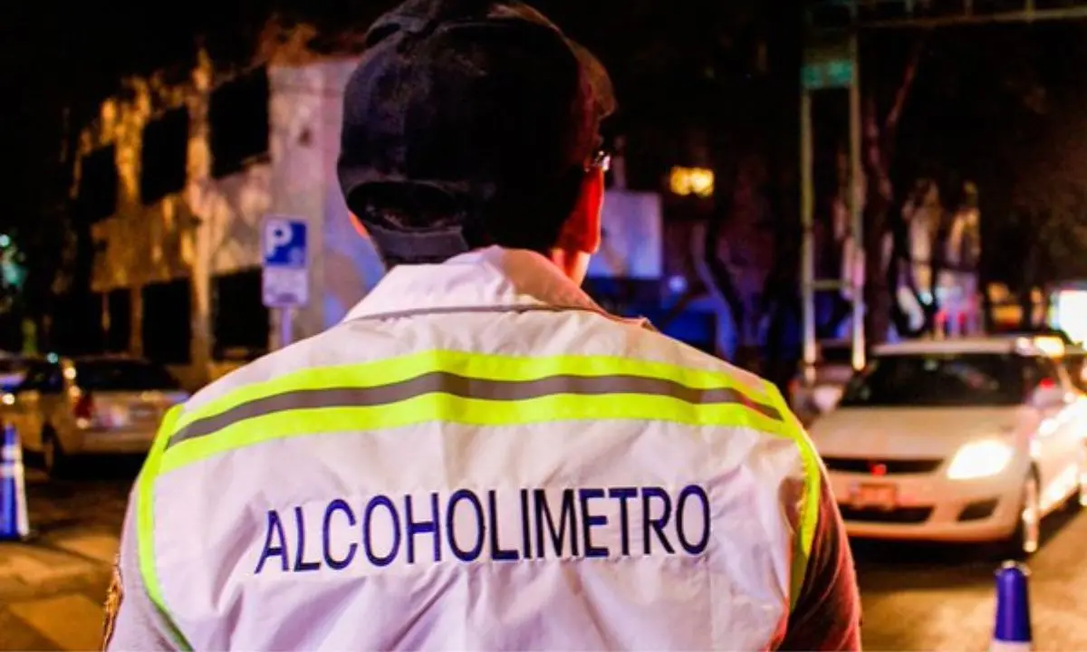 Policía de la SSC durante operativo Alcoholímetro en CDMX. Foto: SSC