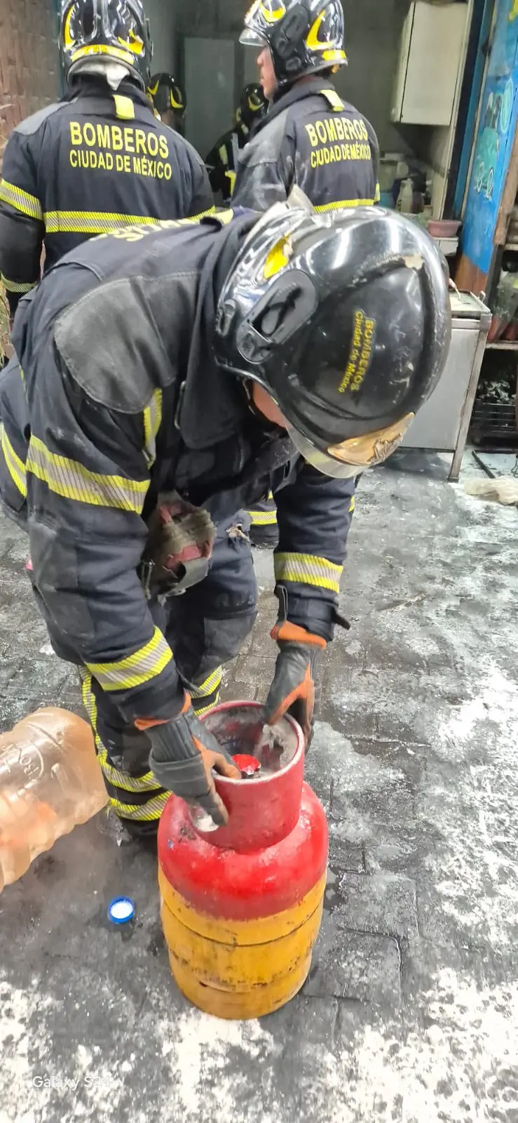 Bombero atendiendo incendio en el Mercado Jamaica. Foto: X @JefeVulcanoCova