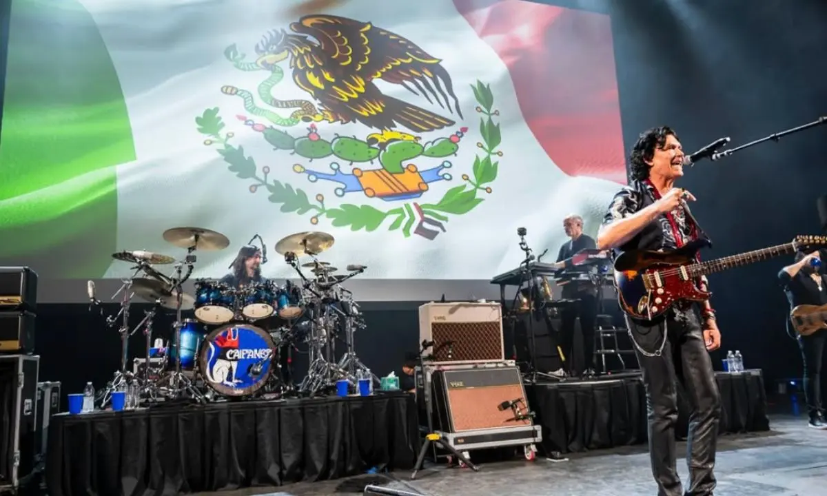 Caifanes en concierto con bandera de México. Foto: IG (@caifanesmx)